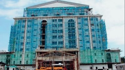 麻坡市议会新大厦兴建工程已延误1305天，但工程进度至2019年仅完成55%，兴建费用也从2000万令吉增至4250万令吉。