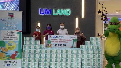 IJM Land提供芙蓉16所幼儿园50名孩子教育援助金，捐献总值达4万5000令吉。胡天成（右2）移交模拟支票及口罩给受惠单位。