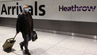 图为一名男子于11月30日，抵达伦敦西部希思罗机场5号航站楼的档案照。英国宣布从周二开始，所有入境的游客必须在出发前接受新冠肺炎病毒检测。（图取自法新社）