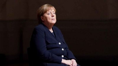 职掌欧洲最大经济体德国16年后，67岁的德国铁娘子默克尔将从政界正式卸任“看守总理”一职，而退休后她想做的首件事是“小睡一番”。图为今年4月18日，柏林音乐厅举行全国悼念仪式，追思因新冠肺炎病故的8万名德国公民，而默克尔到场出席期间，短暂地闭上眼睛。（法新社档案照）