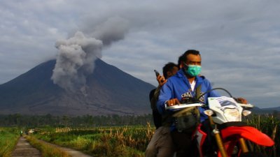 印尼东爪哇省卢马姜地区的塞梅鲁火山，周二仍持续喷发。（图取自路透社）