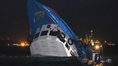 2012年10月1日晚间（图），香港南丫船难致使39人身亡。这些年来，死者家属不断要求当局召开死因研讯，以及公开运输及房屋局的内部调查报告。（路透社档案照）