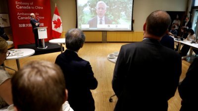 加拿大驻华大使鲍达民今年8月11日，通过丹东的视频链接与记者和外交官交谈。当地法院当天对2019年6月被控从事间谍活动的加拿大商人斯帕弗作出裁决。-路透社-