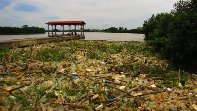 槟消协调查发现河面漂浮著成堆的垃圾，塑料容器特别多，使该处整个环境看起来非常肮脏。