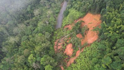 新邦波赖通往金马仑第27公里处于本月2日发生土崩，导致2名司机被埋夺命。（档案照）