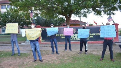 家长周四早上在日得拉达鲁阿曼岭国小前面举牌，进行和平纠察。
