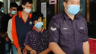 男嫌犯（右2）被警方带上加央法庭申请延扣2天助查。