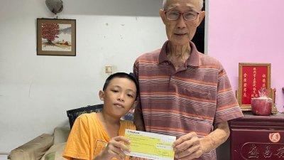 杜振创(右）与杜常骏感谢《东方日报》读者的慷慨捐助，让祖孙俩的生活可以安定下来。