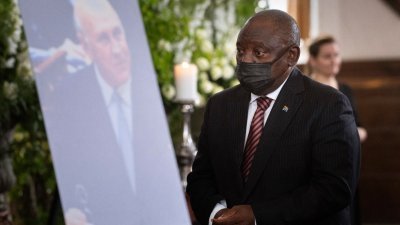 南非总统拉马福萨在证实染疫前的当地时间周日早，曾造访南非前总统德克勒克的国家纪念馆。（图取自法新社）