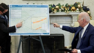 美国总统拜登（右）当地时间周一在白宫听取救灾简报。（图取自路透社）