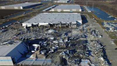 图为在美国伊利诺伊州爱德华兹维尔，亚马逊仓库屋顶在龙卷风吹击后坍塌。（图取自路透社/无人机基地）