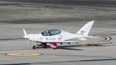 美国19岁少女拉瑟福德挑战成为独驾飞机环绕全球最年轻女性，周二早上从韩国起飞，下午近3时抵达台北松山机场，落地滑行时挥手致意。（图取自中央社）