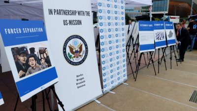 图为世界维吾尔代表大会主席伊萨今年9月16日在联合国日内瓦办事处，在获得美国支持的维吾尔族照片展上，展示数十人失踪或据称被关押在新疆营地中的照片。（图取自路透社）