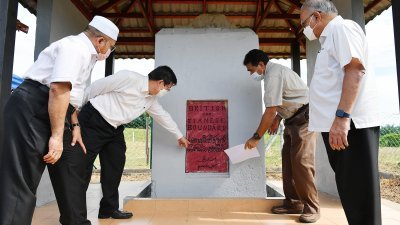 曹观友(左2)周三到访槟榔东海，并视察了拥有152年历史，并标记著槟城及吉打之间历史边界的石碑。左起为罗查理、杰瑟尼及拉玛沙米。