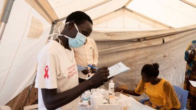 图为上月26日，无国界医生组织工作人员在南苏丹团结州鲁卜科纳镇准备设立一所流动诊所。（图取自Njiiri Karago/Medecins Sans Frontieres/路透社）