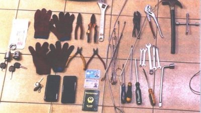 警方在逮捕嫌犯单位内起获大量偷窃用具。