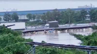 位于莎阿南太子园一带，受困在工厂过夜的民众，拍摄下周日（19日）一早的水灾视频。