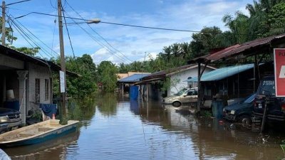 下霹雳警方将加强对曾吉容水灾灾区的治安监控，以防有人偷窃或干案，图为曾吉容甘榜峇都七英哩半的灾情。（网络照片）