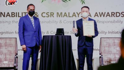 徐苗（右）代表大马vivo接受大马可持续性发展及企业社会责任奖，所颁发的“COVID-19社区援助年度公司”。