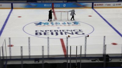 在中国北京国家室内体育场内，工作人员今年4月在明年举行的冬季奥运会冰球比赛场地维护溜冰场时移动网的档案照。（图取自路透社）