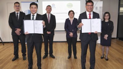 SIAB控股董事经理吴玮浩（前排右）与在合盈证券董事经理陈俊㟽（前排左）交换所签署的包销商委任文件。