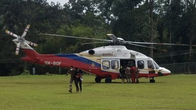 消拯局出动直升机将受困者救出，并登陆班底中学草场。