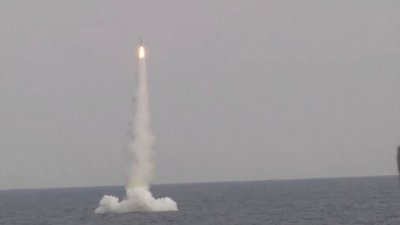 俄国军方周二发布的照片显示，在日本海水域测试期间，太平洋舰队的俄罗斯潜艇“彼得罗巴甫洛夫斯克-堪察加”号发射了“卡利布”巡航导弹。（图取自俄罗斯国防部/路透社）