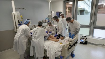 图为在法国米卢斯一家医院的加护病房，医疗人员本月16日在治疗新冠肺炎重症患者的档案照。（图取自路透社）