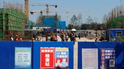 中国的房地产开发及其连带产业，占中国国内生产总值（GDP）近1/3。图为工人今年9月走进中国恒大集团，在北京开发的一个项目的建筑工地。（图取自路透社）