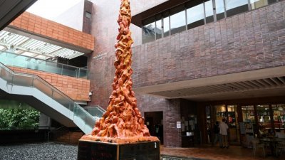 矗立香港大学校园逾24年、由丹麦雕塑家高志活创作的与1989年“六四”天安门事件有关的“国殇之柱”档案照。（图取自法新社）