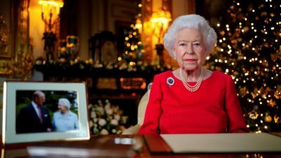 英女王坐在一张桌子前发表传统圣诞节贺词，桌子上放著她和亡夫菲利普的照片。这张照片拍摄于2007年，当时这对夫妇正在纪念他们的钻石结婚纪念日。 （图取自路透社）