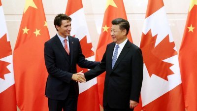 中国国家主席习近平（右）于2016年8月31日，在中国北京钓鱼台国宾馆欢迎到访的加拿大总理特鲁多的档案照。（图取自路透社）