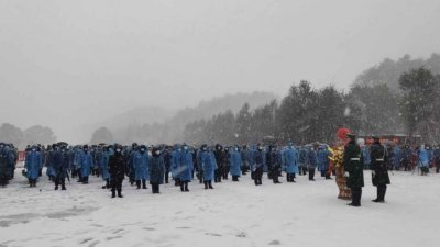 万人在大雪纷飞中齐唱《东方红》纪念毛泽东诞辰。（图取自香港文汇网）