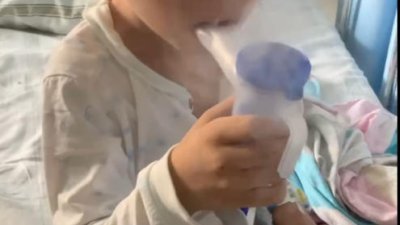 谢哲熙上个月咳嗽发烧，到医院打针做雾化治疗。（受访者提供）
