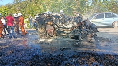 肇祸司机受困车内当场丧命，轿车被烧成废铁。