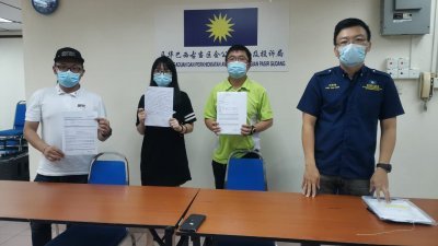 黄仅茹（左2起）和黄锦兴通过洪敦集召开新闻发布会，希望院方改善救护车电召服务。