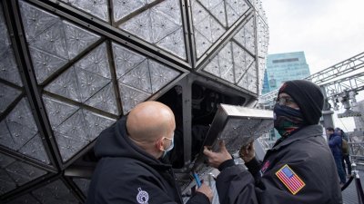 工人们当地时间周一在纽约曼哈顿时报广场一号楼屋顶安装水晶球。（图取自路透社）