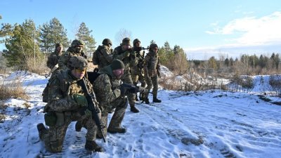 乌克兰武装部队的军事预备队乌克兰领土国防军当地时间上周六，参加了基辅附近的军事演习。（图取自法新社）