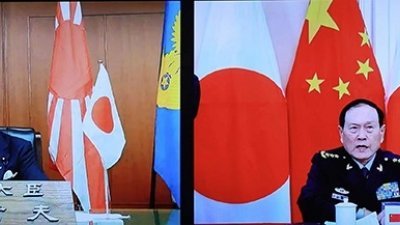 日本防卫部长岸信夫（左）与中国国务委员兼国防部长魏凤周一举行视讯通话。（图取自中国国防部官网）