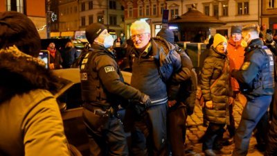 在德国德累斯顿，有民众当地时间周一上街抗议政府为遏制新冠肺炎病毒传播而采取的措施期间，遭到警察拘留。（图取自路透社）