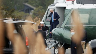 美国总统拜登于当地时间周一，乘坐“海军陆战队一号”直升机抵达美国特拉华州里霍博斯海滩的戈登斯池塘度假。（图取自路透社）