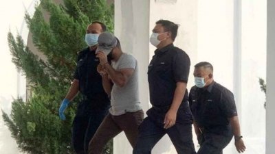 包括“长虎”在内的4名嫌犯，周三被押往东甲推事庭申请延扣，获准延扣至2022年1月1日。（马新社）