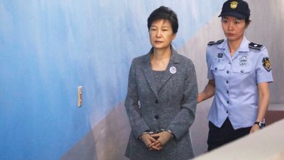 图为韩国前总统朴槿惠（左）在2017年8月25日被带上法庭。（图取自路透社）