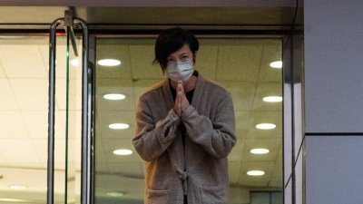 香港歌手何韵诗周四下午5时30分步出西区警署后，向在外等候的传媒合掌致意，未回应传媒提问，在助手陪同下上车离去。（图取自法新社）