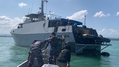 印尼海军士兵将人道物资品运送到一艘舰艇上，以运往到难民船上的罗兴亚难民。（图取自印尼海军/法新社）