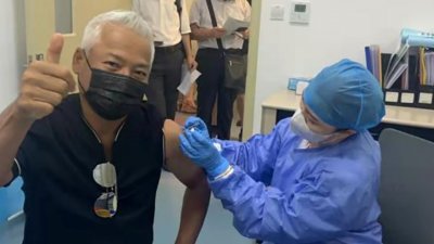 巫启贤在中国上海注射两剂国药疫苗。（图 / 巫启贤提供）