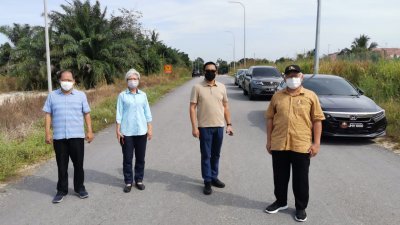 傅勇駺（左起）、颜碧贞、莫哈末库赞与凯鲁丁巡视甘榜拉末新路工程。
