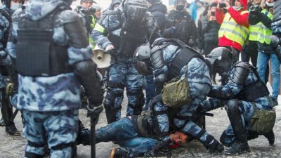 俄罗斯多地周日再度爆发示威活动，示威者抗议当局逮捕反对派领袖纳瓦尔尼，逾5300人被逮捕。图为多名防暴警察在莫斯科的示威活动中，压制并逮捕了一名示威者。（图取自路透社）