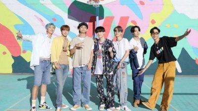 韩国人气偶像组合防弹少年团（BTS）去年推出全英文单曲《Dynamite》之后取得亮眼的成绩，如今为慈善献爱心，将MV中的服装拍卖，以逾16万美金成交。