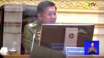 缅甸官方电视台播出国防军总司令敏昂莱，在周二会议上讲话的画面。(MRTV/路透社)